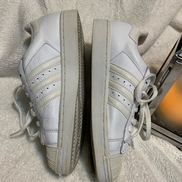 Men's Adidas Superstars 7.5 all white - Picture 4 of 7